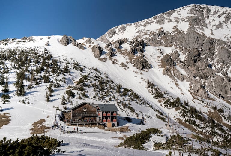 Das Carl-von-Stahl-Haus ist auch ein beliebtes Ziel für Winteraktivitäten.