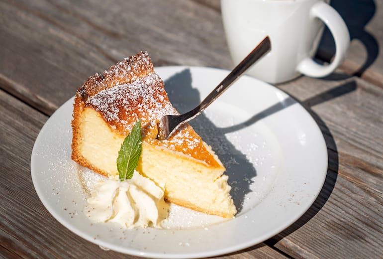 Kaffee und Kuchen dürfen natürlich bei Rast auf der Passauer Hütte nicht fehlen.