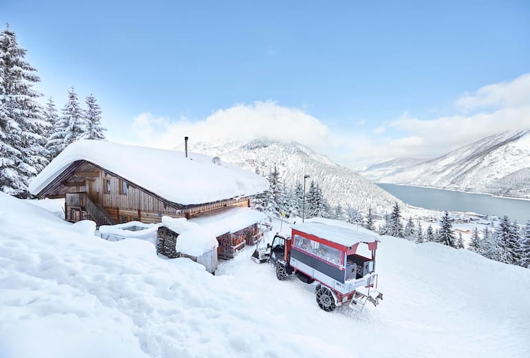 Die Rodlhütte bei Pertisau am Achensee im Winter