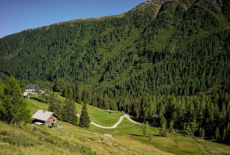 Das Fraganter Schuzthaus am Fuße des Bretterichs