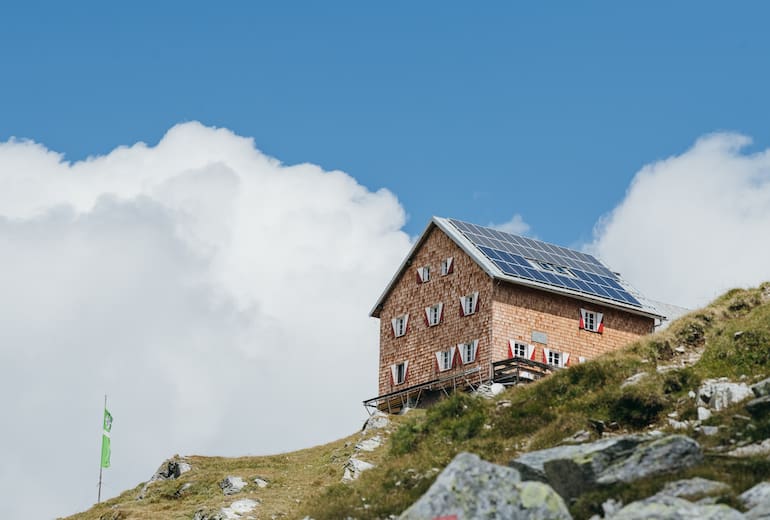 Die Neue Reichenberger Hütte thront auf fast 2.600 m