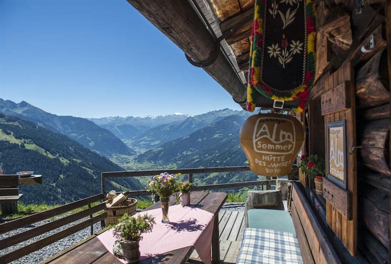 Die Steiner Hochalm liegt aussichtsreich über dem Gasteinertal.