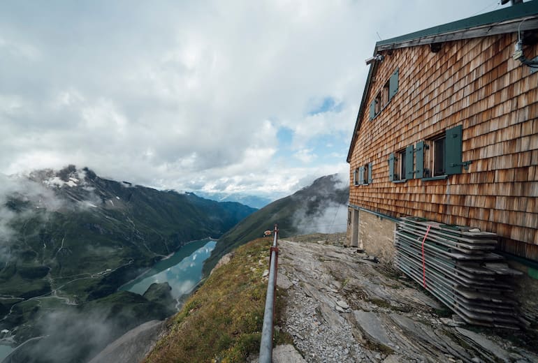 Das Heinrich-Schwaiger-Haus (2.802 m) liegt oberhalb des Stausees Mooserboden, sehr exponiert auf der Salzburger Seite des Nationalparks Hohe Tauern, hoch über Kaprun.